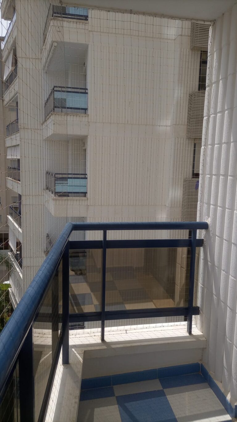 Instalación de red en balcón esquinero