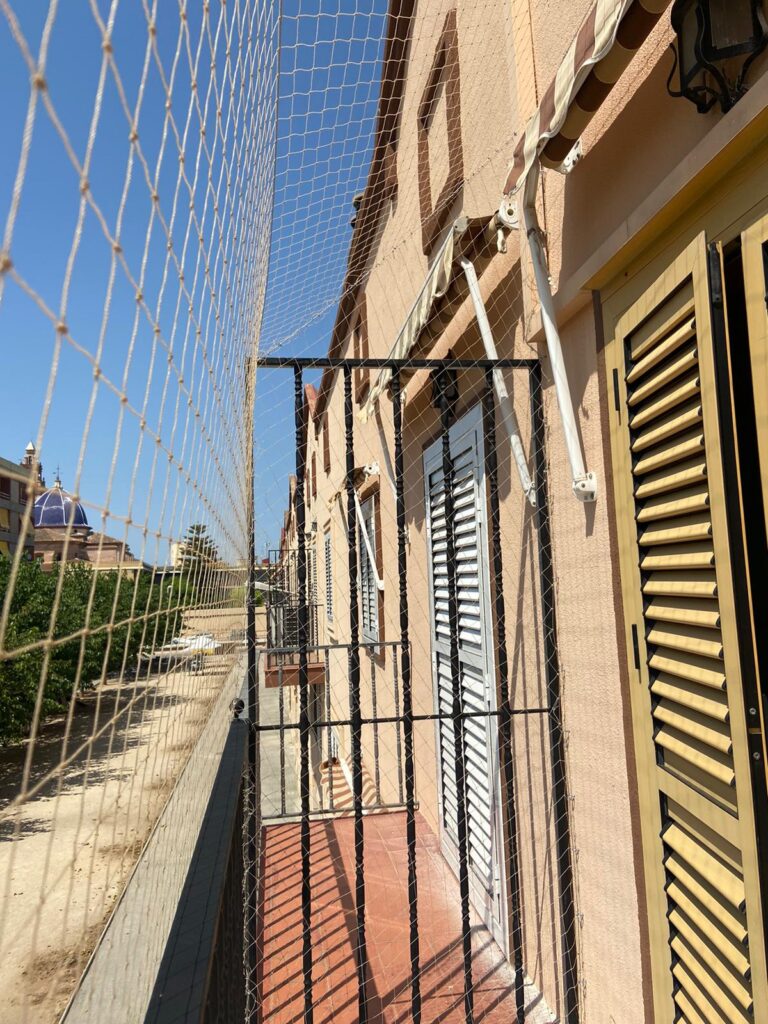 Espectacular instalación redes seguridad gatos adosado escalera patio luces garaje balcón ventanas