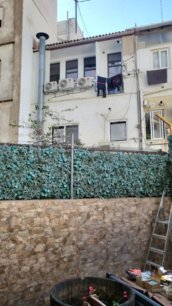 Instalación red perimetral en patio exterior calle Alzira Valencia gato Gandhi 05