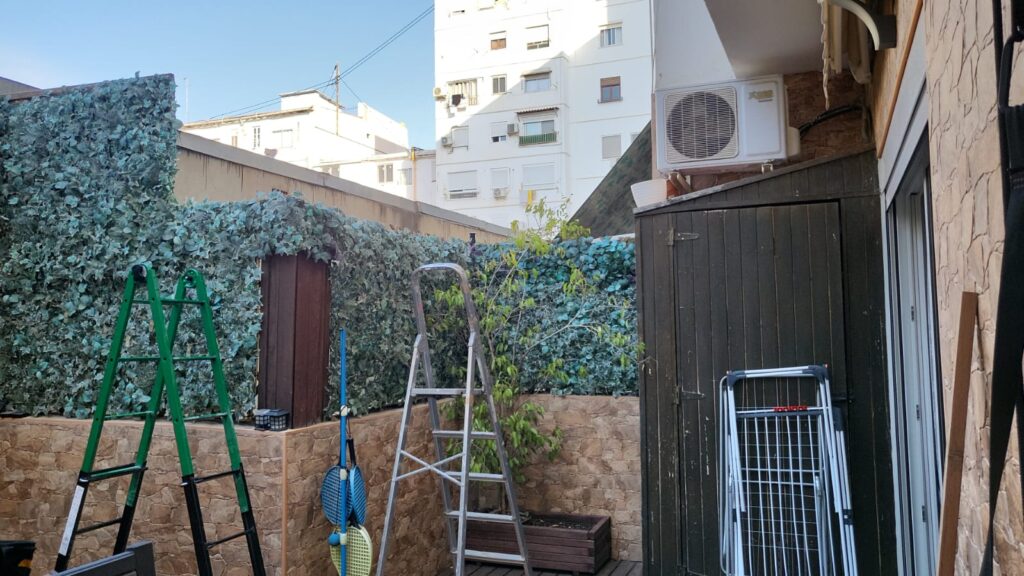 Instalación red perimetral en patio exterior calle Alzira Valencia gato Gandhi 11