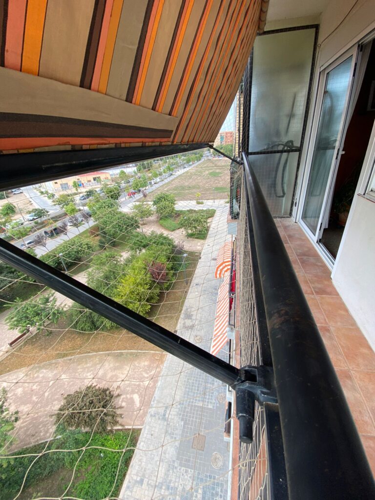 Instalación de redes estándar en un balcón para 3 gatos que viven en la vivienda 003