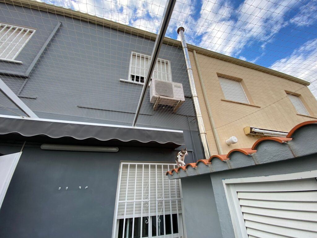 redes seguridad gatos patio trasero adosado