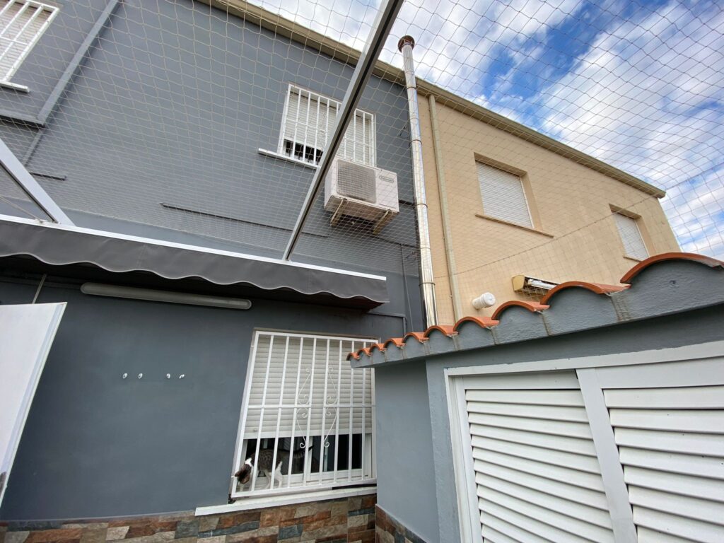 redes seguridad gatos patio trasero adosado