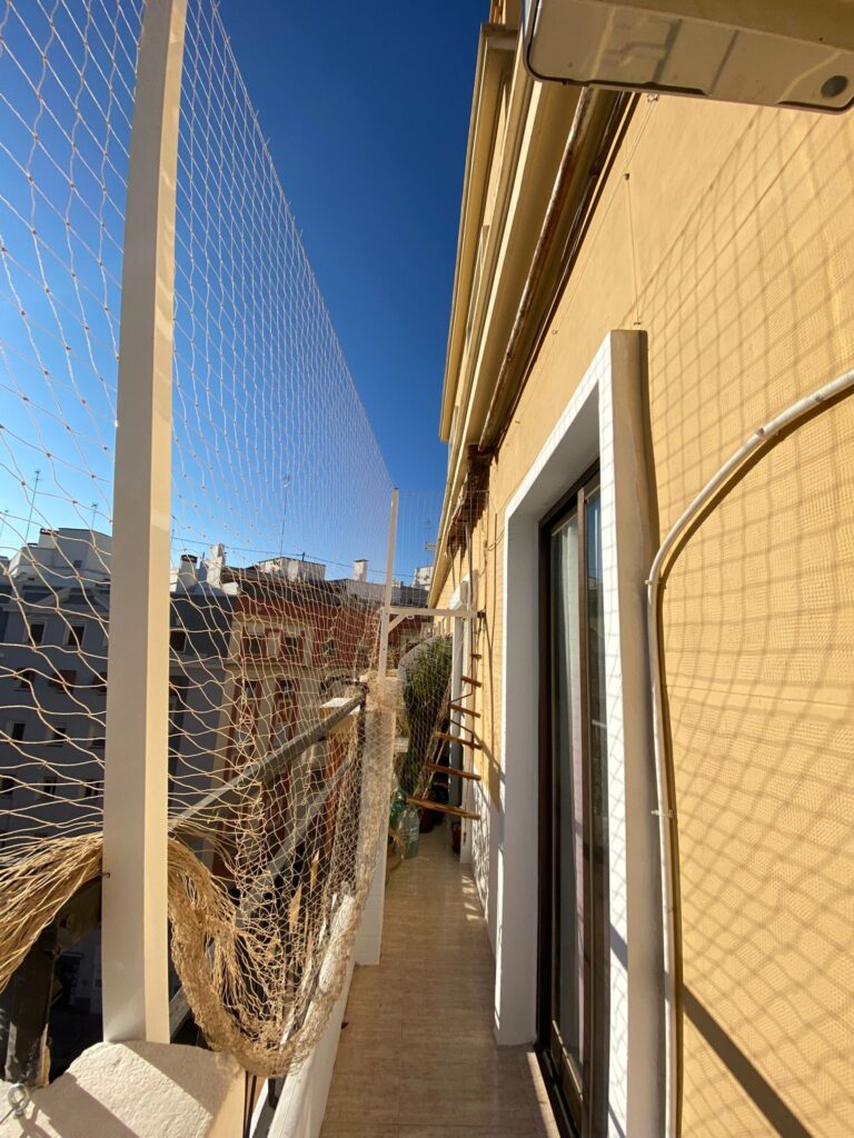 Puerta desmontable con acceso al resto del balcón