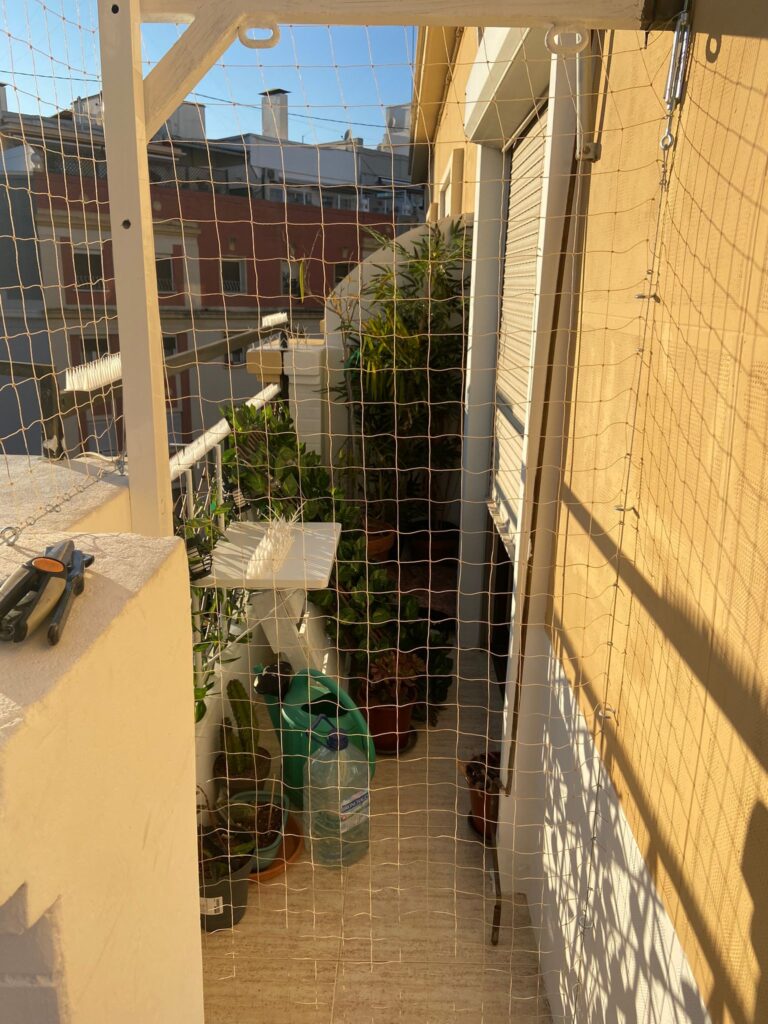 Puerta desmontable con acceso al resto del balcón