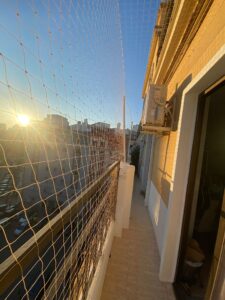 Puerta desmontable con acceso al resto del balcón