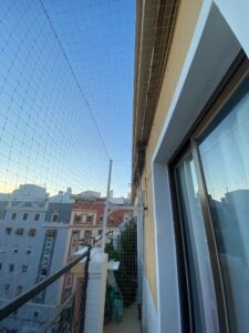 Puerta desmontable con acceso al resto del balcón