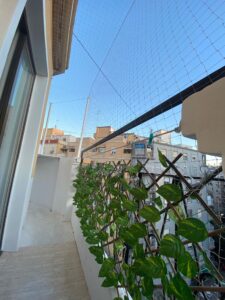 Puerta desmontable con acceso al resto del balcón