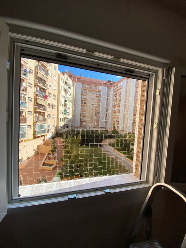Instalación de red para gatos en ventanas con distintos sistemas