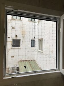 Instalación de red para gatos en ventanas con distintos sistemas