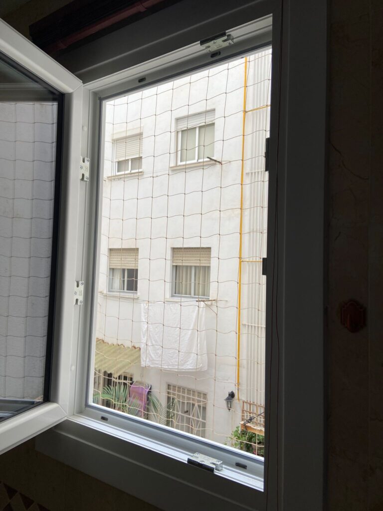 Instalación de red para gatos en ventanas con distintos sistemas