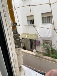 Instalación de red para gatos en ventanas con distintos sistemas