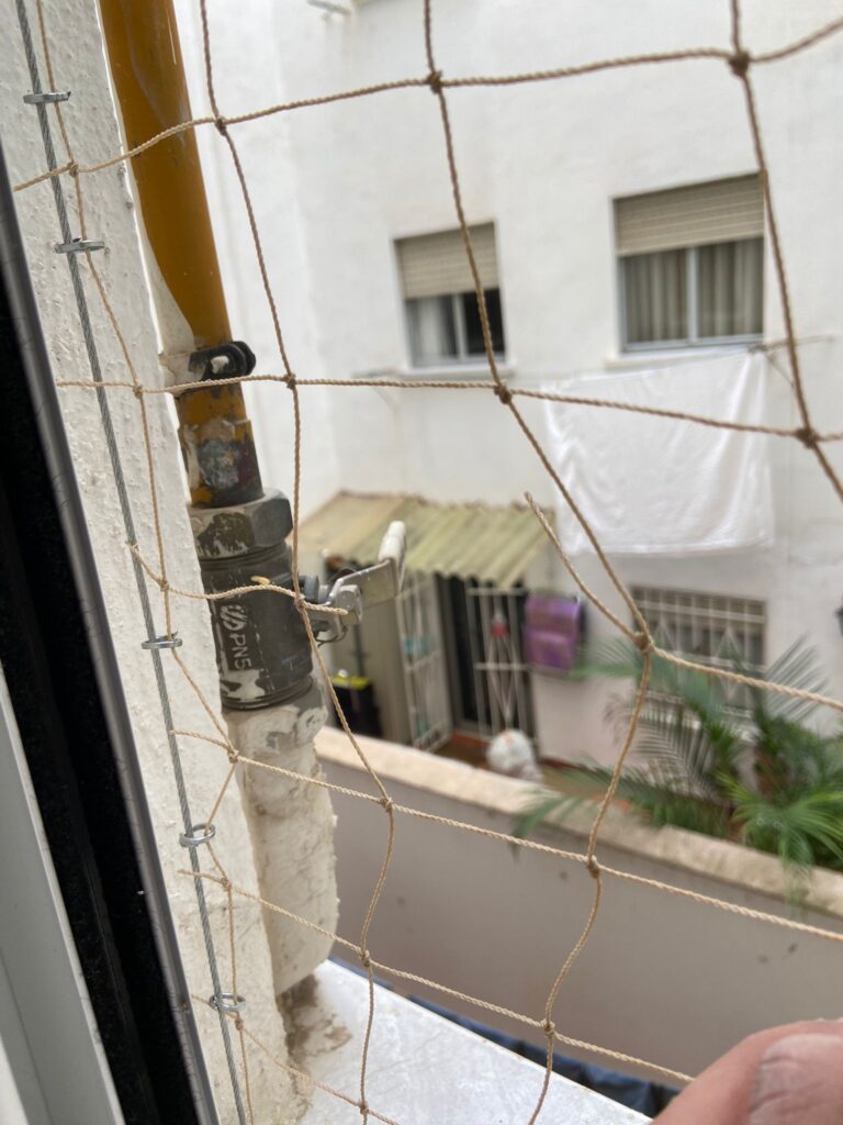 Instalación de red para gatos en ventanas con distintos sistemas