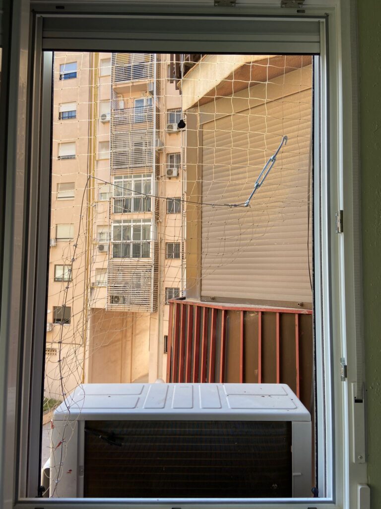 Instalación de red para gatos en ventanas con distintos sistemas