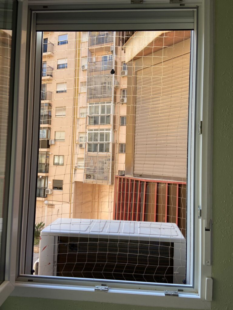 Instalación de red para gatos en ventanas con distintos sistemas