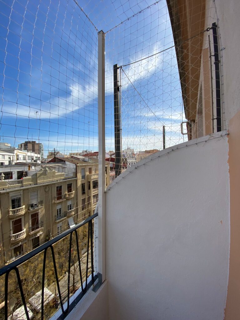 Instalación red gatos mástiles cierre completo balcón Valencia