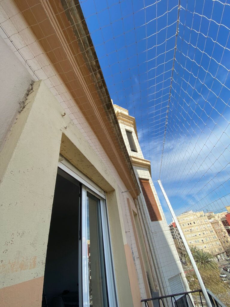 Instalación red gatos mástiles cierre completo balcón Valencia