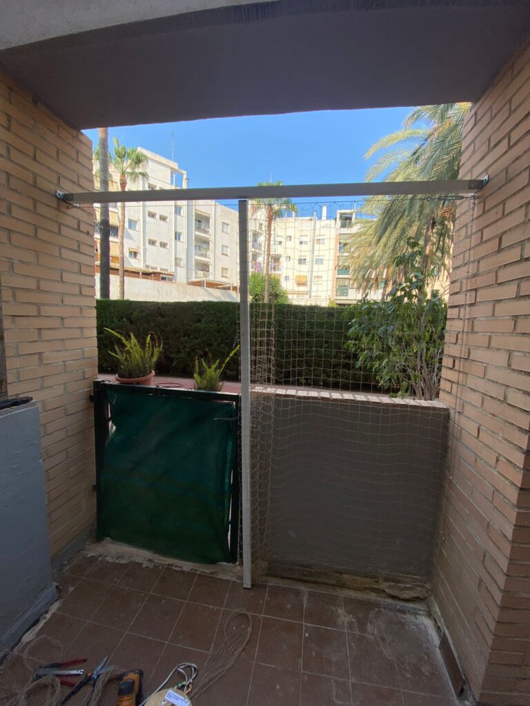 Instalación de red para gatos Cerramiento completo de laterales y techo puerta corredera Alboraya