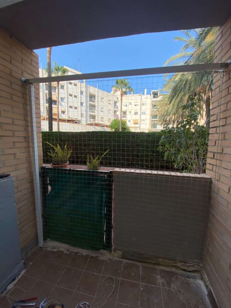 Instalación de red para gatos Cerramiento completo de laterales y techo puerta corredera Alboraya