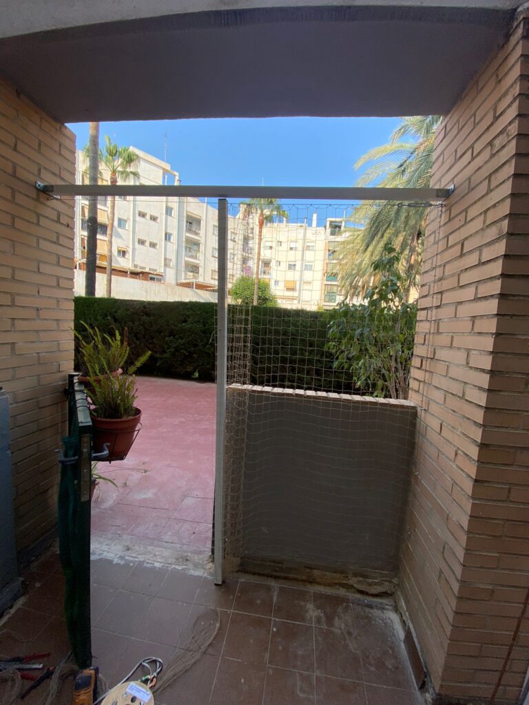 Instalación de red para gatos Cerramiento completo de laterales y techo puerta corredera Alboraya