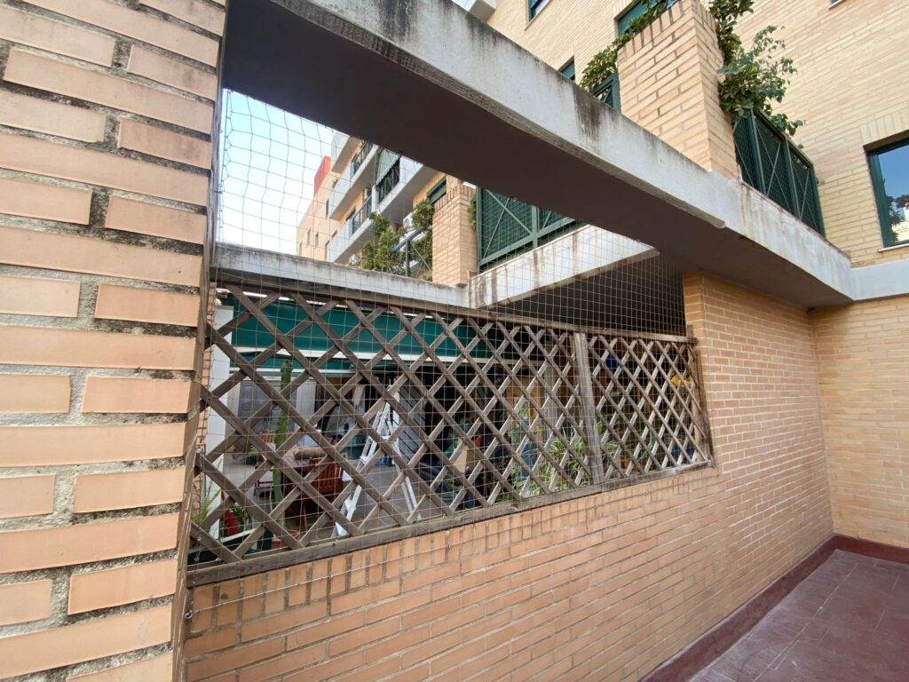 Instalación de red para gatos Cerramiento completo de laterales y techo puerta corredera Alboraya