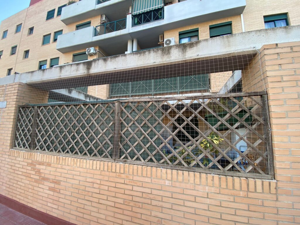 Instalación de red para gatos Cerramiento completo de laterales y techo puerta corredera Alboraya