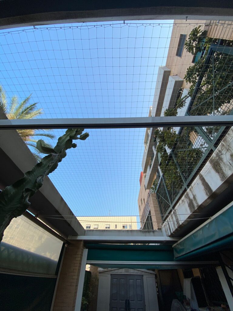 Instalación de red para gatos Cerramiento completo de laterales y techo puerta corredera Alboraya