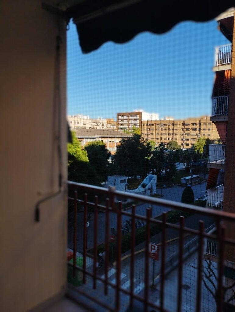 Instalación de red salvando macetero y toldo