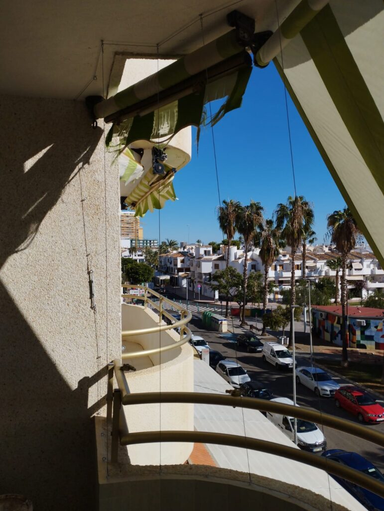 Instalación de redes seguridad para gatos en balcón curvo y con toldo