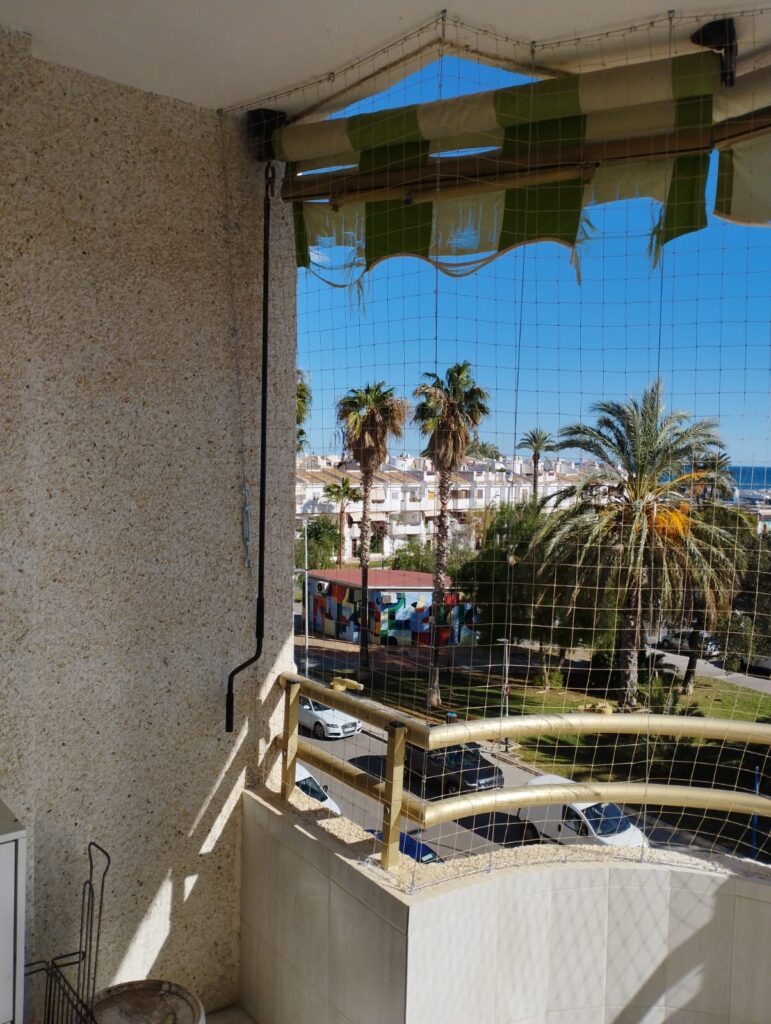 Instalación de redes seguridad para gatos en balcón curvo y con toldo