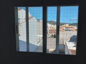 Ventanas interiores y exteriores protegidas para dar seguridad