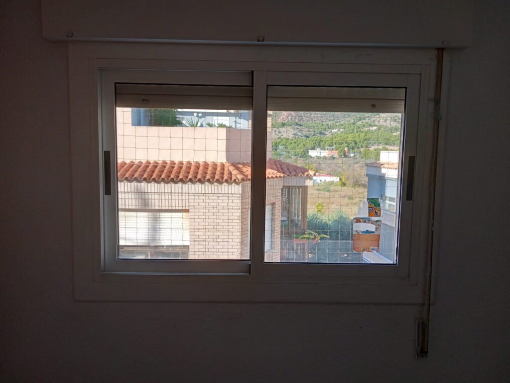 Ventanas interiores y exteriores protegidas para dar seguridad