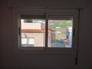 Ventanas interiores y exteriores protegidas para dar seguridad