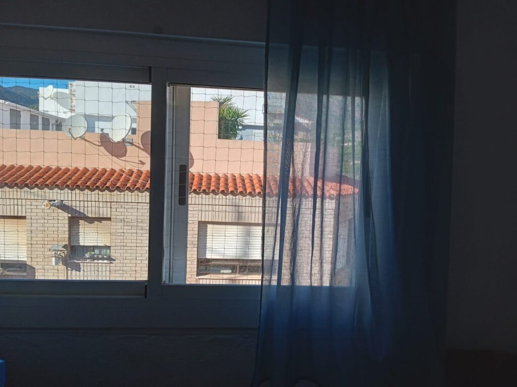 Ventanas interiores y exteriores protegidas para dar seguridad