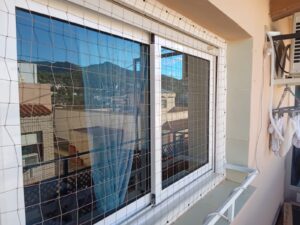 Ventanas interiores y exteriores protegidas para dar seguridad