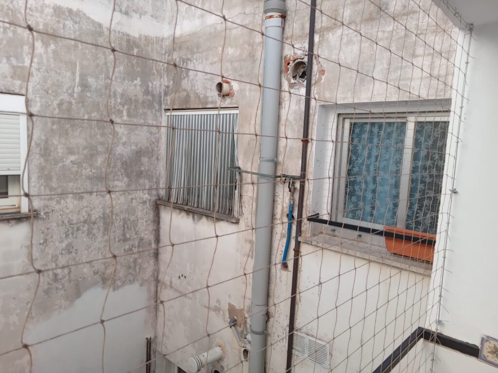 Ventanas interiores y exteriores protegidas para dar seguridad