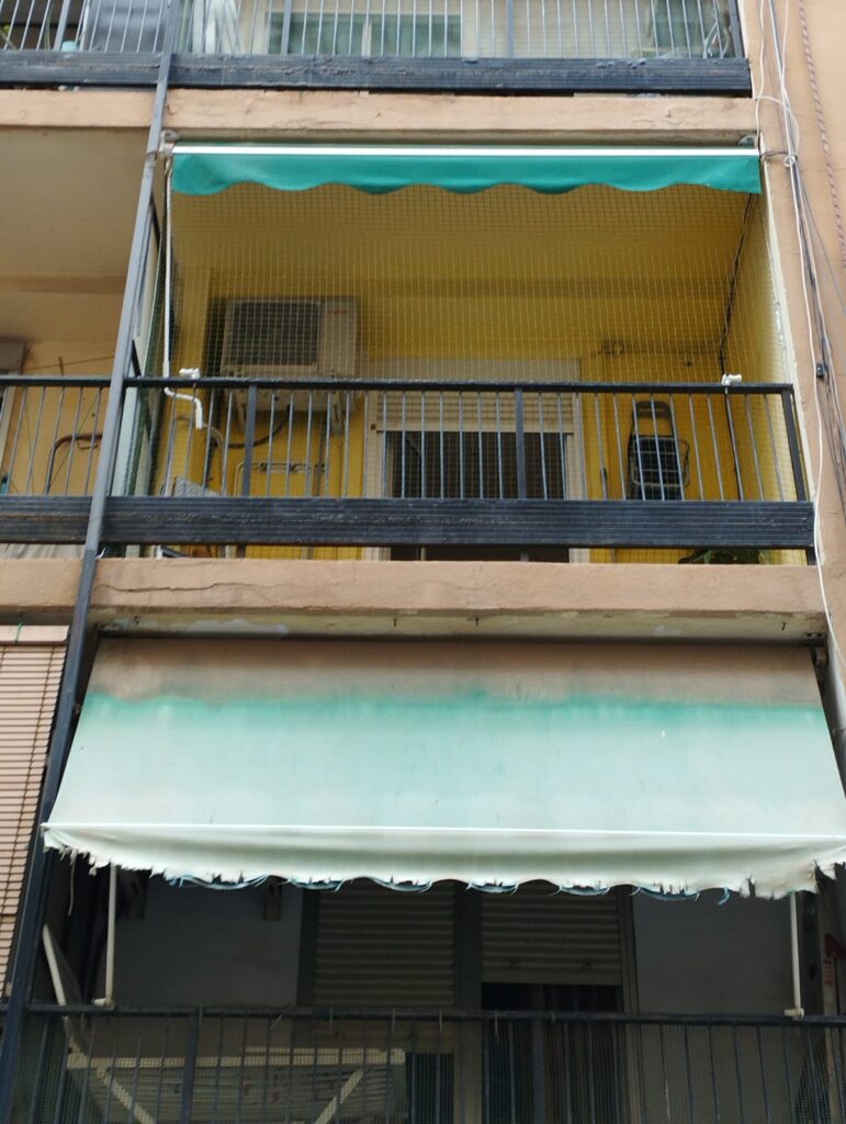 Calle Forata Valencia Instalación con toldo redes seguridad
